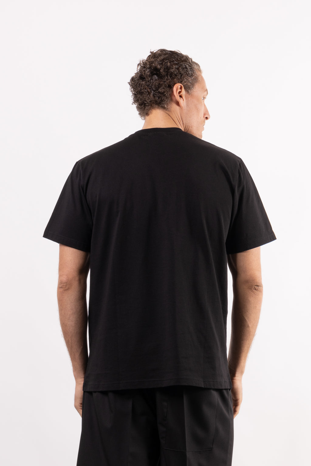 T-shirt in 100% cotone con placchetta in pelle lato cuore