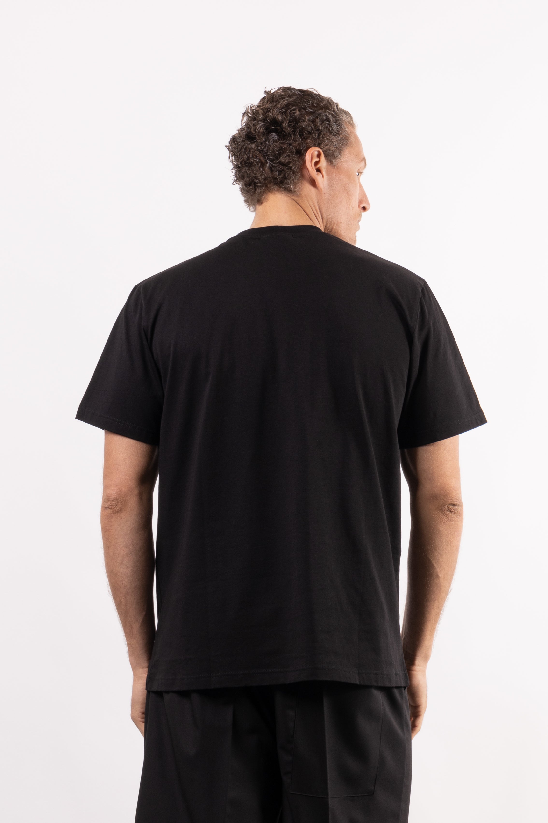 T-shirt in 100% cotone con placchetta in pelle lato cuore
