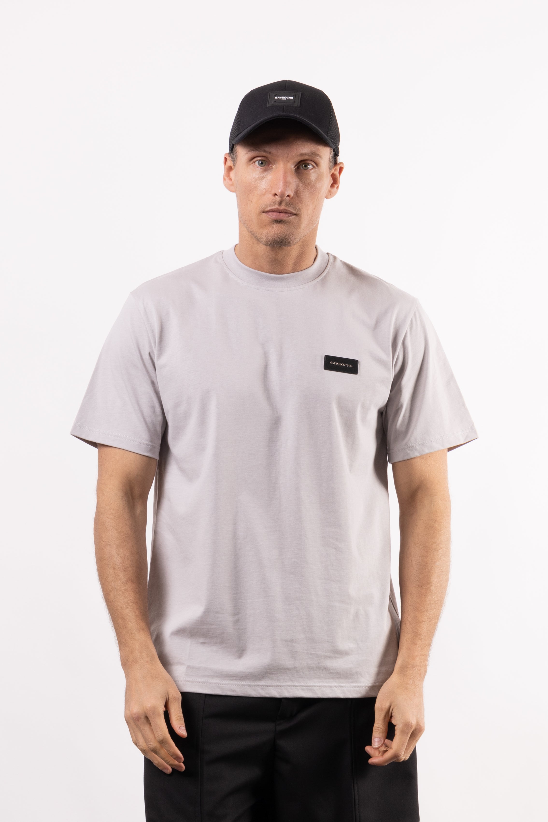 T-shirt in 100% cotone con placchetta in pelle lato cuore